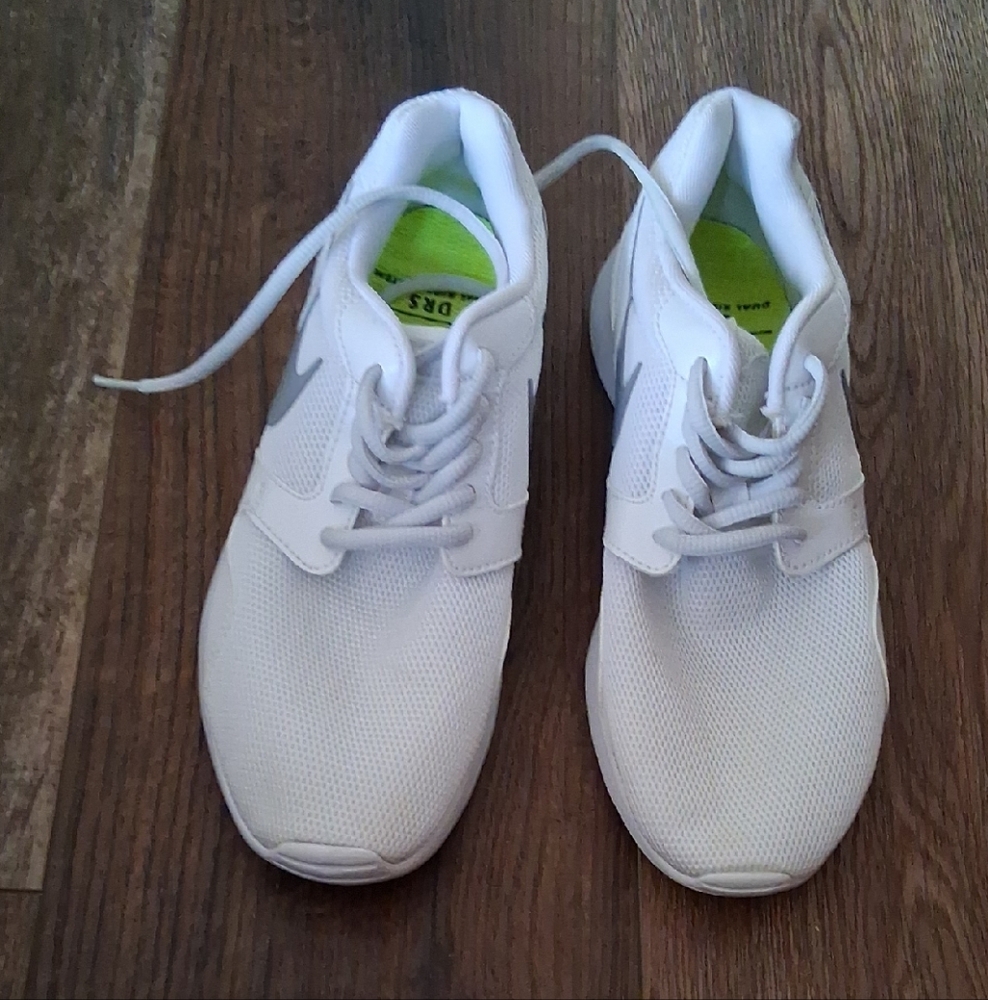 💙Nike White Women's Sneakers